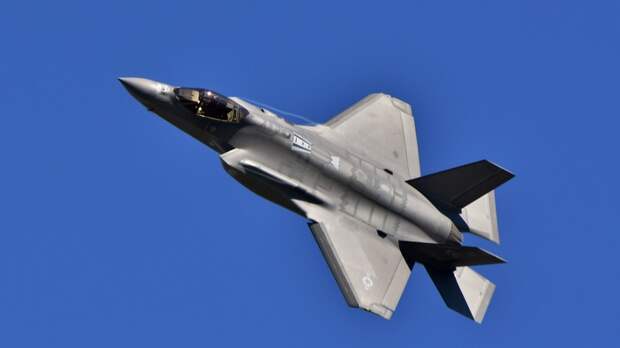 Axios: США ведут поиск двух членов экипажа сбитого над Ираном истребителя