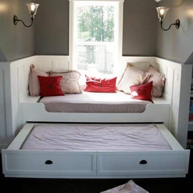 Встроенная кровать около окна с ящиком для белья