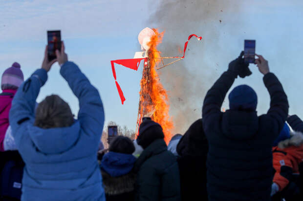 Минкульт России: 25-метровое чучело сожгли в Москве в честь Масленицы