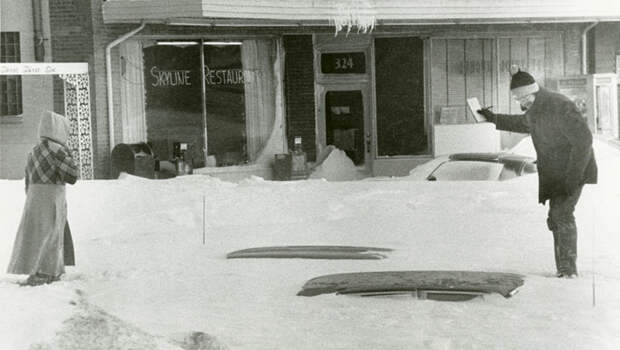 Онтарио и Квебек, Канада 1971 — 61 сантиметр снега Эту бурю прозвали «Восточно-канадская метель 71-го». Снегопад сопровождался сильнейшим ветром, который снижал видимость практически до нуля. Вместе с очень холодной температурой это вызвало смерть 20 человек. Что самое удивительное, жителей провинции Онтарио никто не просил оставаться дома. Но все же снегопад был настолько сильный, что пришлось даже отменить игру местной команды НХЛ «Montreal Canadiens», что для местных жителей стало настоящей катастрофой.