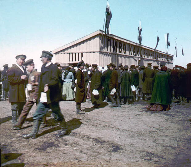Раздача пива на Ходынском поле во время коронации Николая II 30 мая 1896 года. Москва, 1896 г. Раздача пива на Ходынском поле во время коронации Николая II 30 мая 1896 года. Москва, 1896 г.
