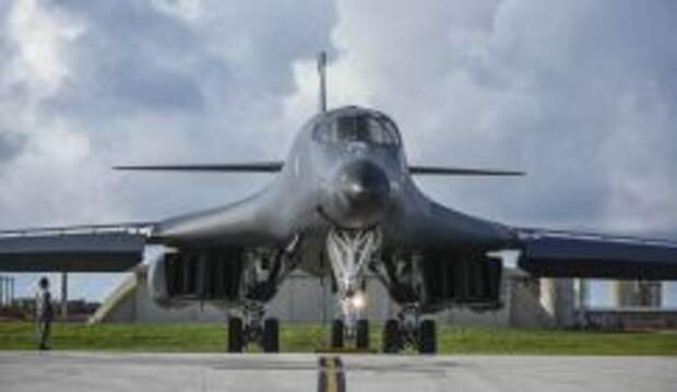 На фото: стратегический бомбардировщик B-1B Lancer ВВС США
