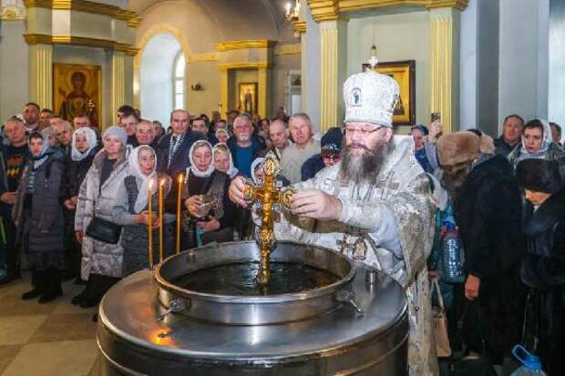 Митрополит Феодосий совершил освящение воды в кафедральном соборе Тамбова