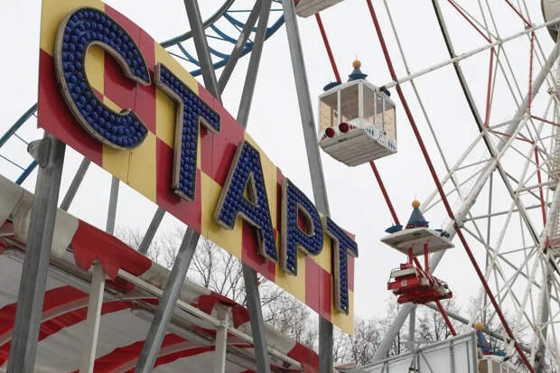 Туристы два часа провисели на высоте 60 метров из-за поломки аттракциона