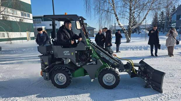 Коробченко в Бугульме протестировал мини-погрузчик и обсудил расширение экспорта