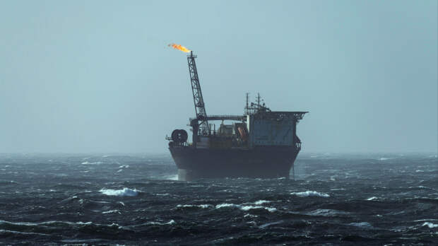 Дрейфующий российский газовоз после атаки ВСУ относит к нефтяным платформам Ливии