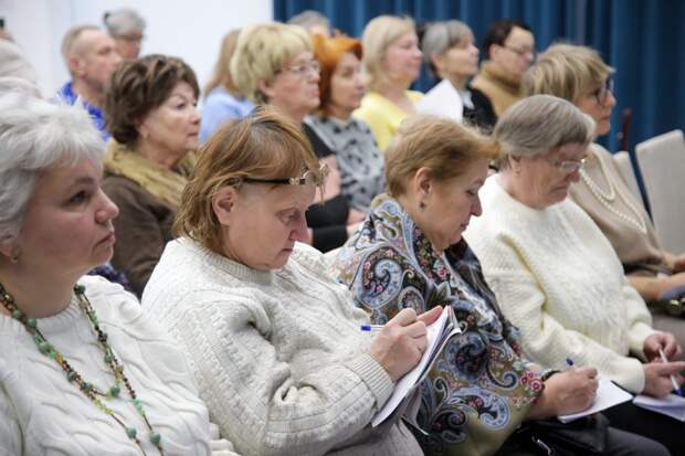 В центрах московского долголетия СВАО научат финансовой безопасности
