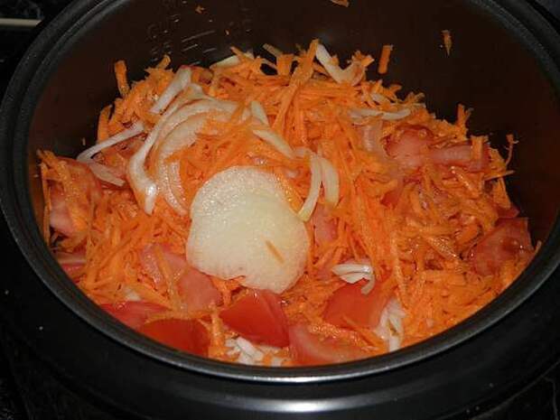 Морковь натереть на крупной терке, томаты нарезать полукольцами, как и лук. пошаговое фото этапа приготовления фаршированного перца