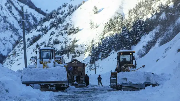 Военно-Грузинскую дорогу закрыли для большегрузов из-за непогоды