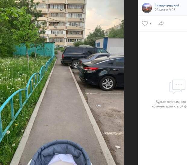 Припаркованные авто «вылезают» на тротуар у парка «Дубки»