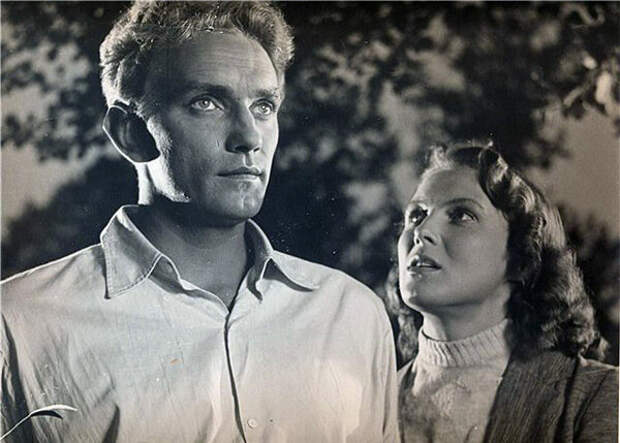 кадр из фильма «Чужая в поселке», 1958 год (https://www.kino-teatr.ru)