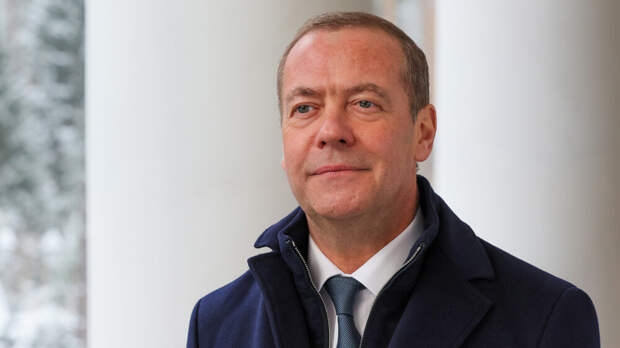 Медведев стал главным редактором нового учебника по обществознанию