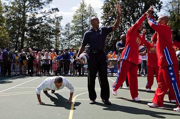 Обама любит баскетбол и в молодости носил кличку «Барри О'Бомбер». В день выборов, ожидая результатов голосования, Барак Обама по традиции проводит время за этой игрой