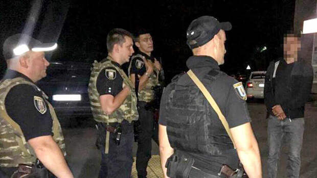 В Киеве полиция вручает мужчинам повестки в ночных клубах