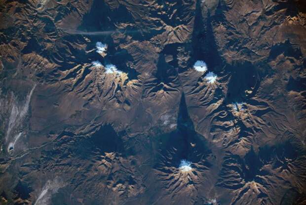 Внизу — Национальный парк Сахама — национальный парк на территории Западных Кордильер в департаменте Оруро, Боливия. (Фото NASA):