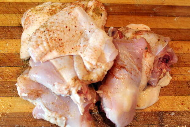 Курицу делим по суставам, больших кусков быть не должно.