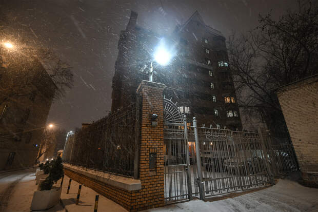 Приставы срежут дверь в квартиру Долиной с петель