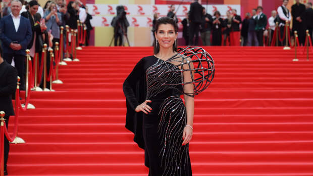 Быть шутом: Екатерину Волкову возмутил полуголый наряд одной из гостей ММКФ