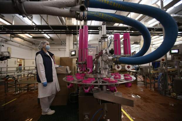 На фабрике мороженого «Баскин Роббинс» серьезно относятся к мерам безопасности/ Роман Балаев
