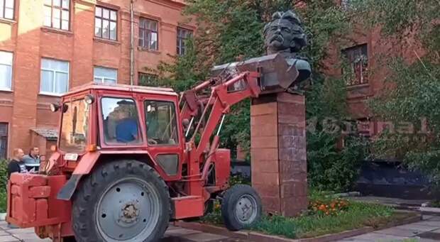 На Украине трактором снесли памятник писателю Горькому