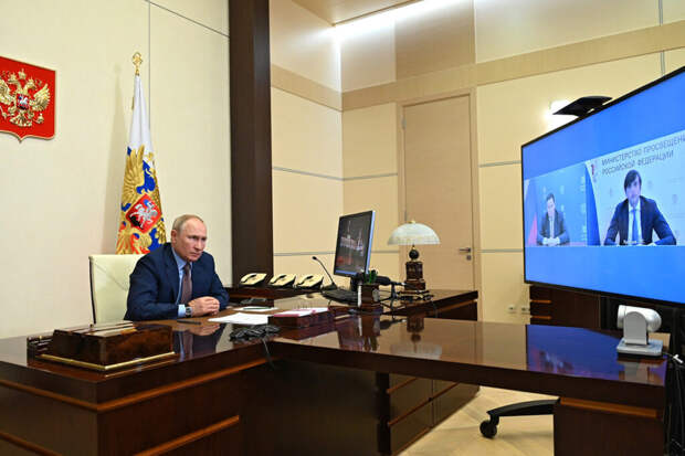 Путин поручил досрочно начать выплаты родителям школьникам