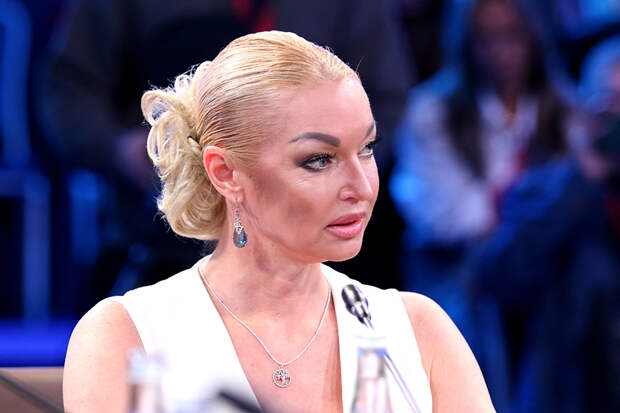 Раздетая Волочкова встала на колени перед народом