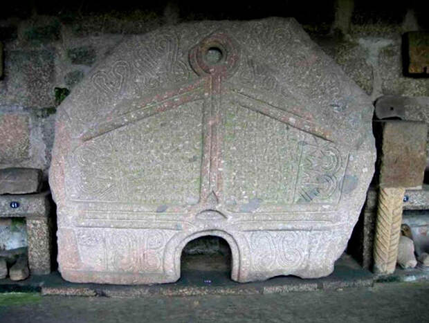 Педра-Формоза - каменная гробница на севере Португалии.