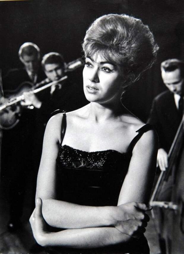 Эдита Пьеха редко носила украшения. / Фото: livemaster.ru Эдита Пьеха редко носила украшения. / Фото: livemaster.ru