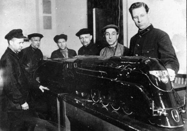 Действующая модель паровоза ИС20 изготовленная рабочими инструментального цеха Мичуринского паровозоремонтного завода для показа на международной выставке в Нью - Йорке, 1936 год история, люди, мир, фото