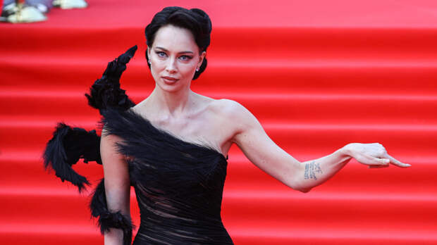 «Где моя трешка?» — Настасья Самбурская отрицает роман с трэш-блогером Mellstroy