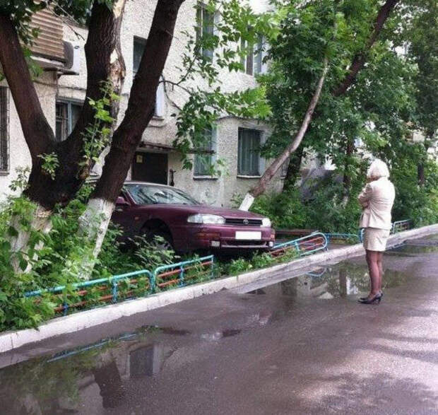 Непростые взаимоотношения девушек с автомобилями авто, девушки, прикол, юмор