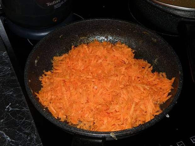 Морковь натереть на крупной терке. пошаговое фото этапа приготовления баклажанной икры
