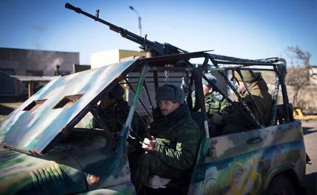 Вооруженные люди в военной форме на одной из улиц города Луганска