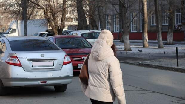 Пешеход переходит дворовой проезд / Фото: Екатерина Смолихина / amic.ru