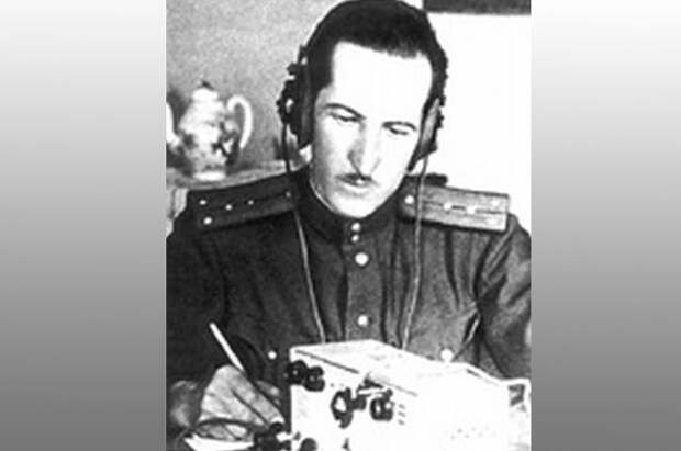 Александр Демьянов («Макс») во время радиосеанса с немецким разведцентром.