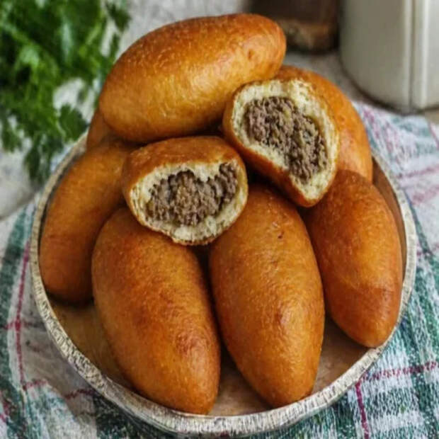 Хрустящие жареные пирожки с печенью и луком: тонкая золотистая корочка и гора сочной начинки