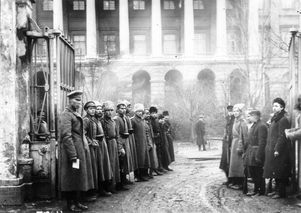 Патруль у Смольного | Фото: foto-history.livejournal.com Патруль у Смольного | Фото: foto-history.livejournal.com