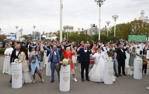 Влюбленные из Смоленска сыграли свадьбу в Москве на выставке «Россия» (фото)