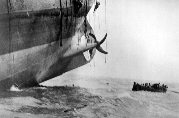 Спасение в последнюю минуту с корабля, торпедированного немецкой подводной лодкой,1917 год