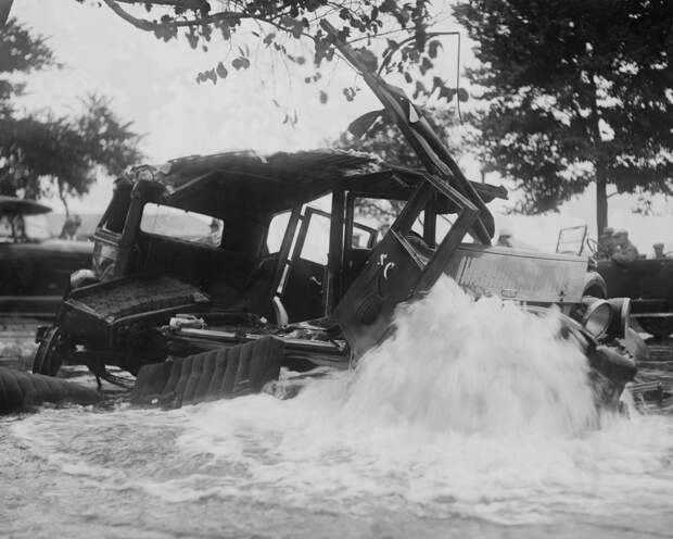 Трагичные и нелепые автомобильные аварии Бостона в 1930-х годах. Фотограф Лесли Джонс