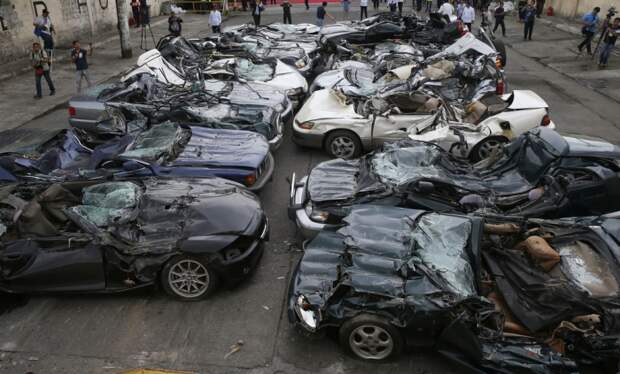 На Филиппинах бульдозером раскатали 20 контрабандных роскошных авто На Филиппинах бульдозером раскатали 20 контрабандных роскошных авто