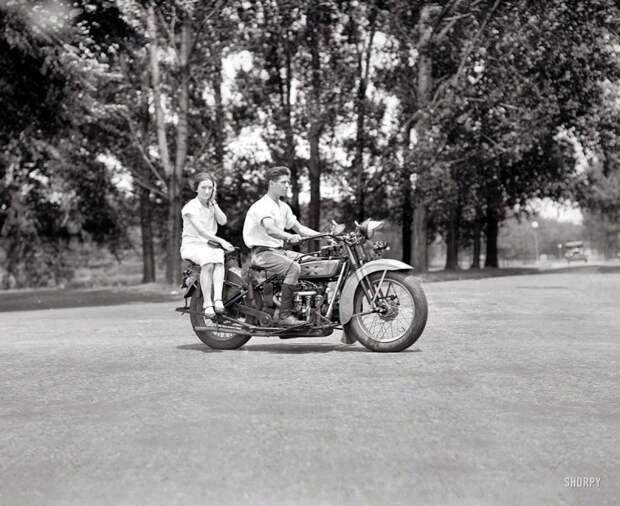 Мотоцикл с дамским сиденьем (Вашингтон, 1929 год) авто, мото, мотоцикл, мотоциклы, олдтаймер, ретро техника, ретро фото, фото