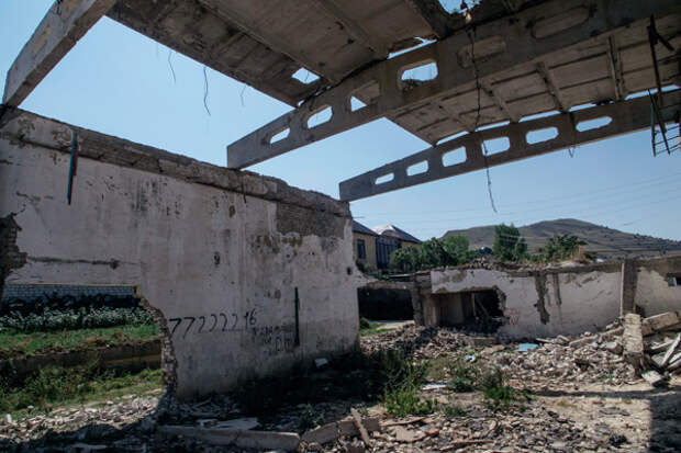 Здание клуба и администрации, разрушенное во время бомбардировок. Фото: Ильяс Хаджи  / «Русская планета»