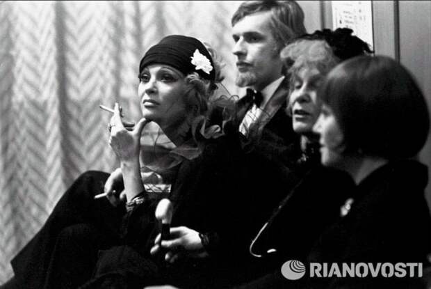 Советские кинознаменитости в часы съёмок, работы и отдыха. Удивительные фото