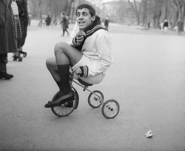 17 фотографий, на которых знаменитые люди дурачатся совсем как дети