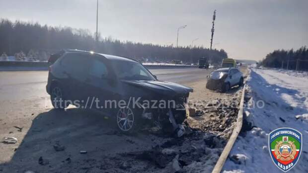 Два человека пострадали в лобовом столкновении иномарок под Казанью
