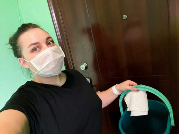 Учитель из Алтуфьева дважды в день дезинфицирует лестницу и пол в подъезде Фото из личного архива В. Толмачевой