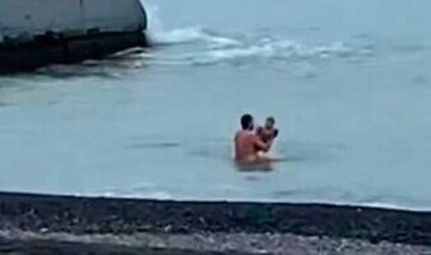 В Сочи отец года искупал малолетних детей в море и попал под проверку полиции