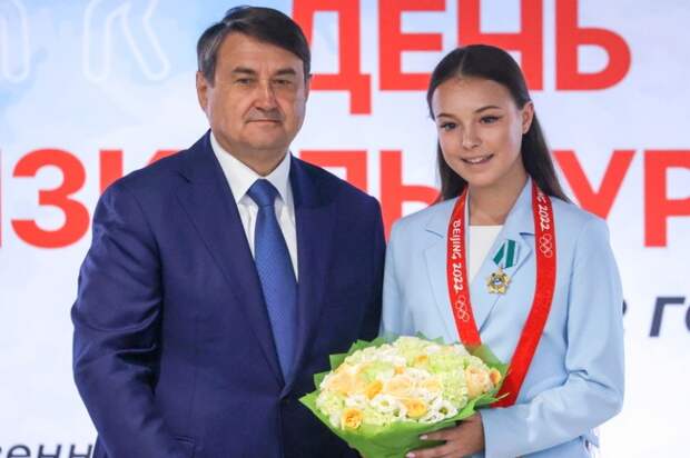 На фото: помощник президента РФ Игорь Левитин и спортсменка Анна Щербакова, получившая орден Дружбы