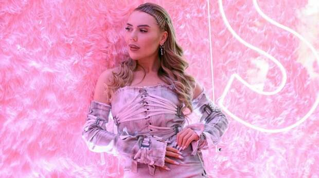 Карина Кросс назвала имя своего главного секс-символа: видео Super